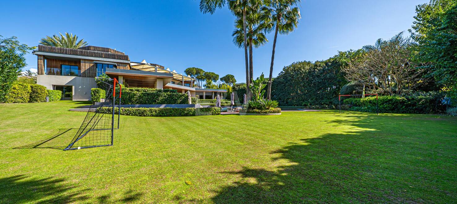 Imponerande Villa Inom gångavstånd till stranden i Guadalmina