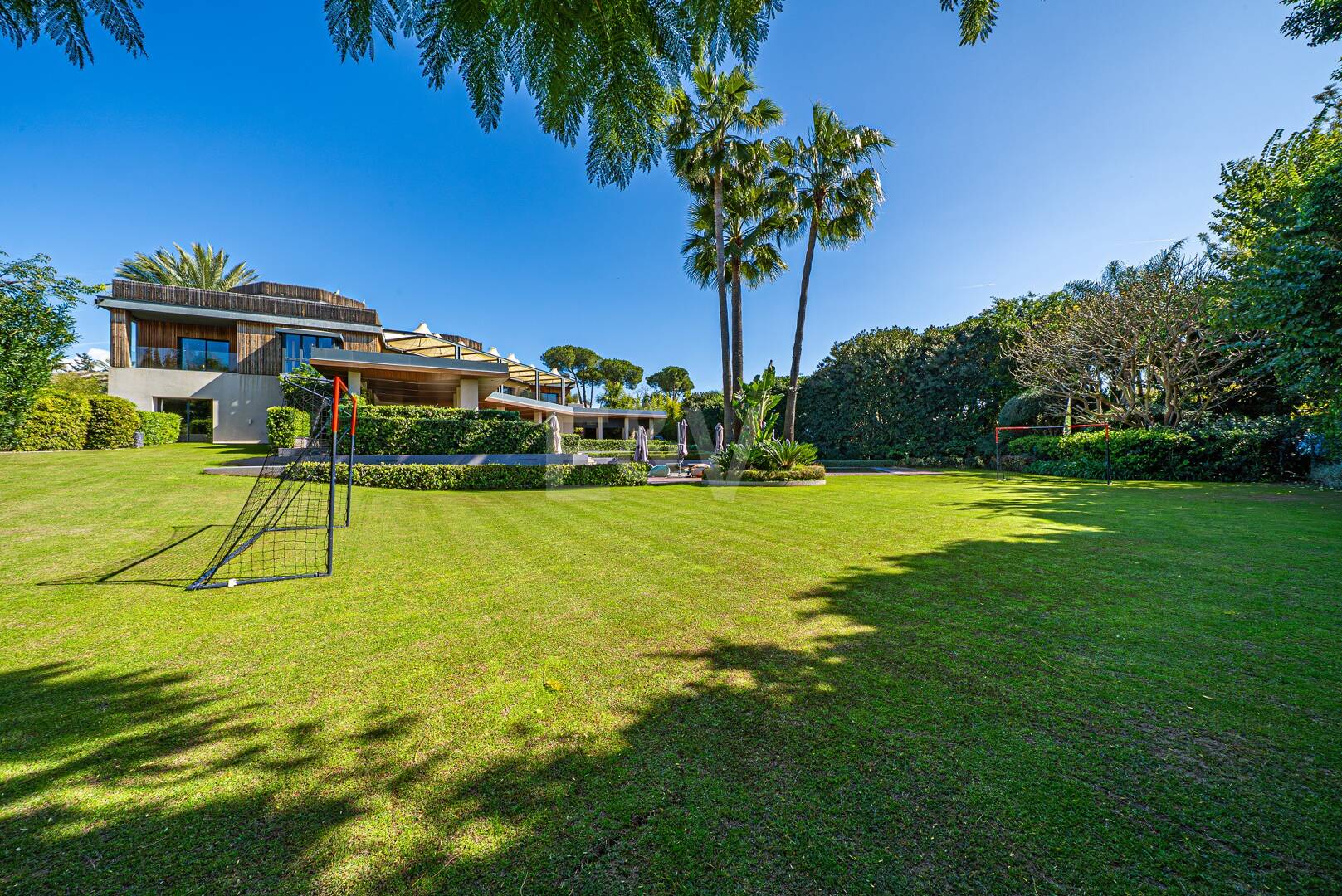 Impresionante Villa a Distancia andando de la Playa en Guadalmina
