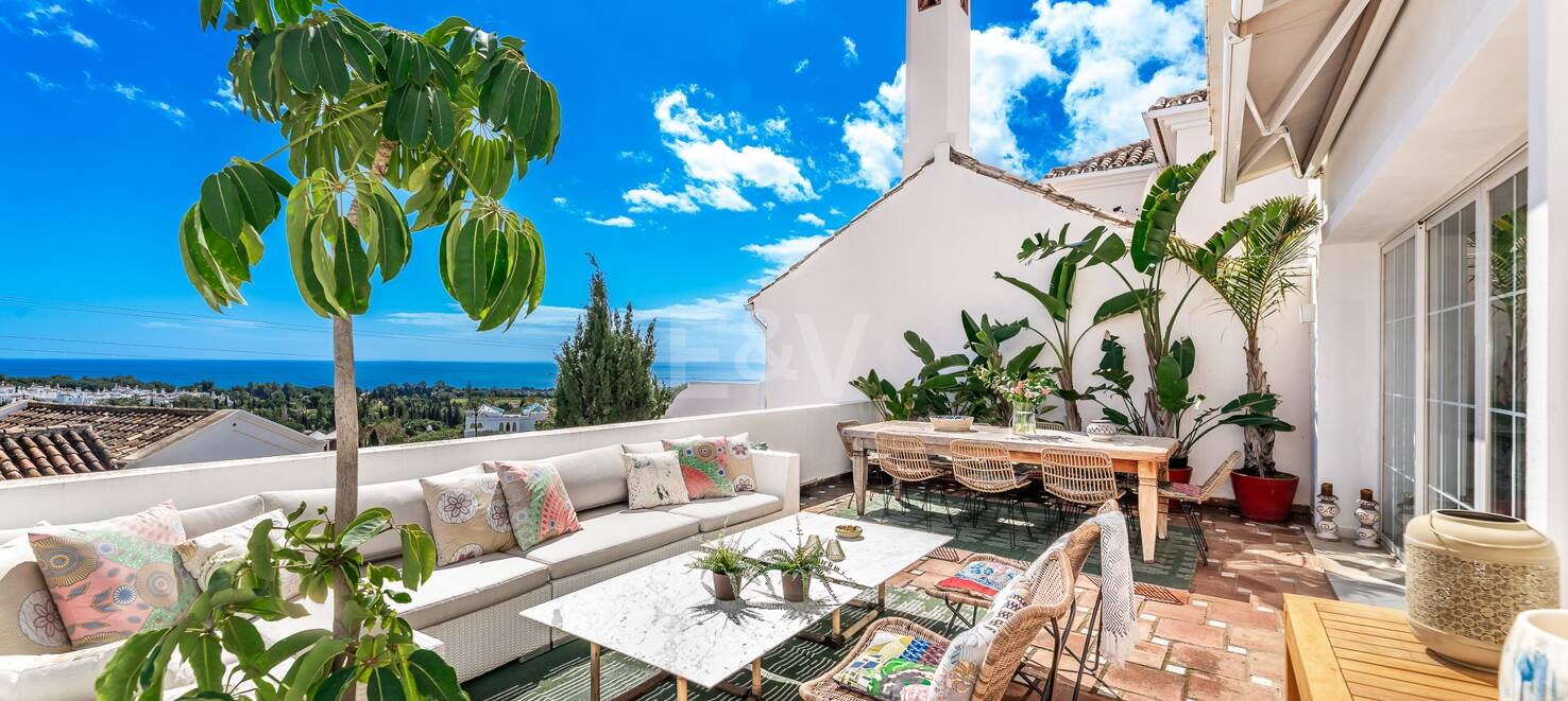 Utsökt radhus med panoramautsikt i Marbella Hill Club