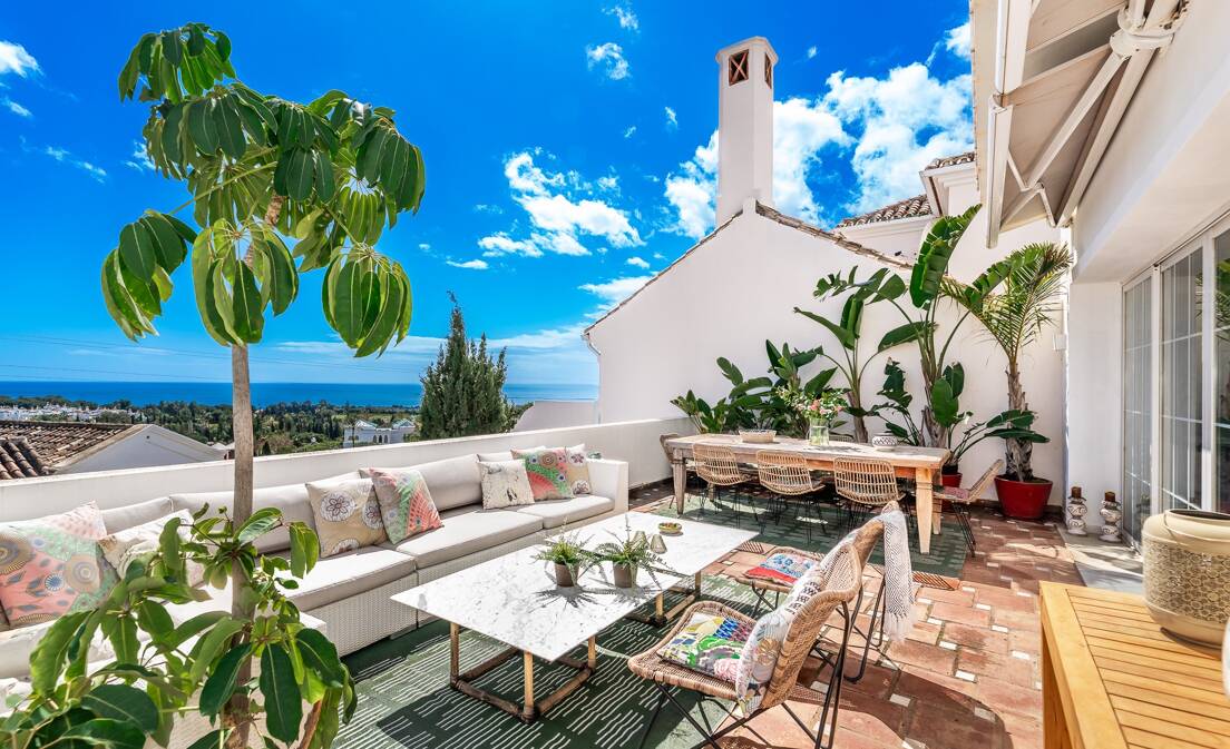 Exquisite Townhouse with Panoramic Views in Marbella Hill Club
