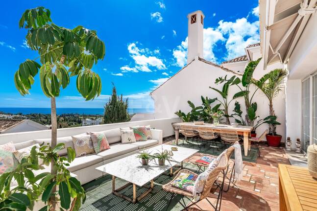Utsökt radhus med panoramautsikt i Marbella Hill Club