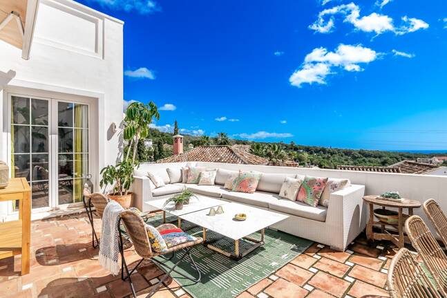 Utsökt radhus med panoramautsikt i Marbella Hill Club