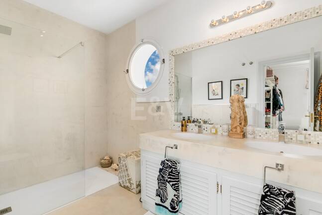 Utsökt radhus med panoramautsikt i Marbella Hill Club