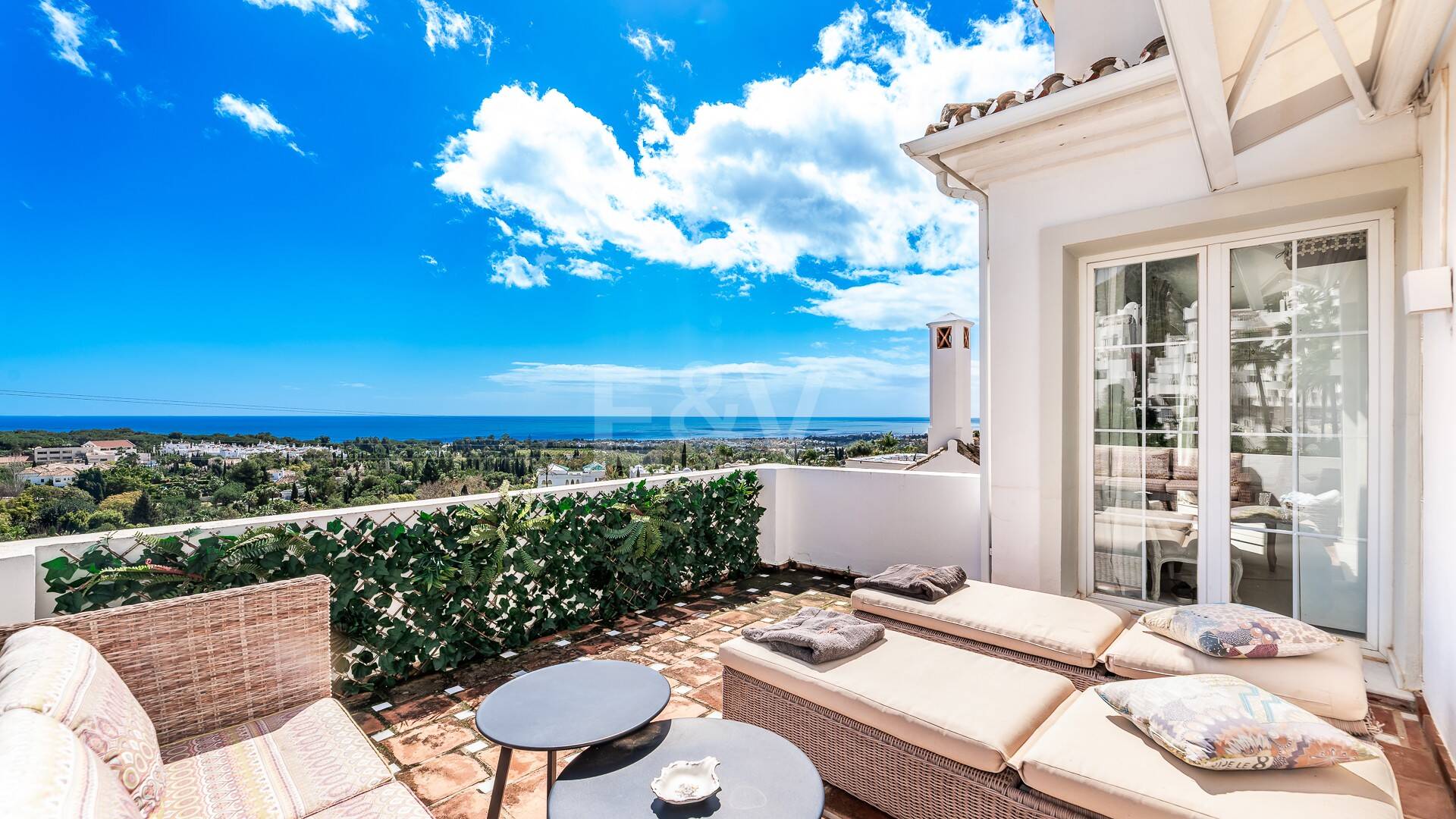 Utsökt radhus med panoramautsikt i Marbella Hill Club