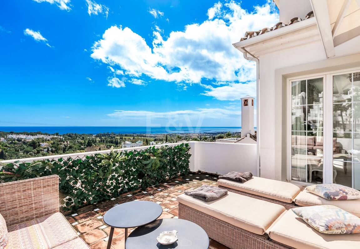 Utsökt radhus med panoramautsikt i Marbella Hill Club