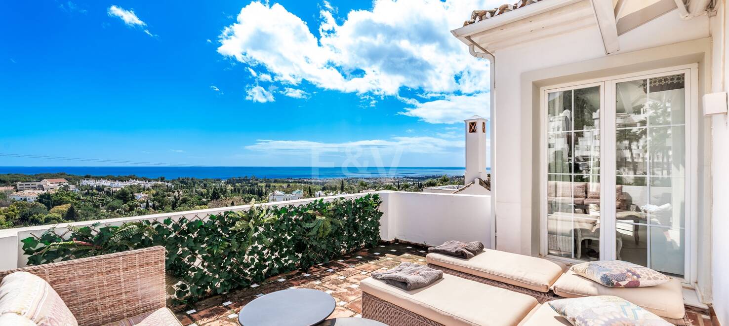 Utsökt radhus med panoramautsikt i Marbella Hill Club