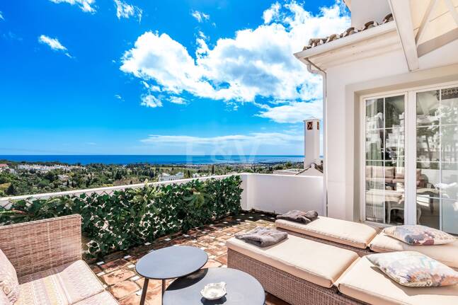 Utsökt radhus med panoramautsikt i Marbella Hill Club