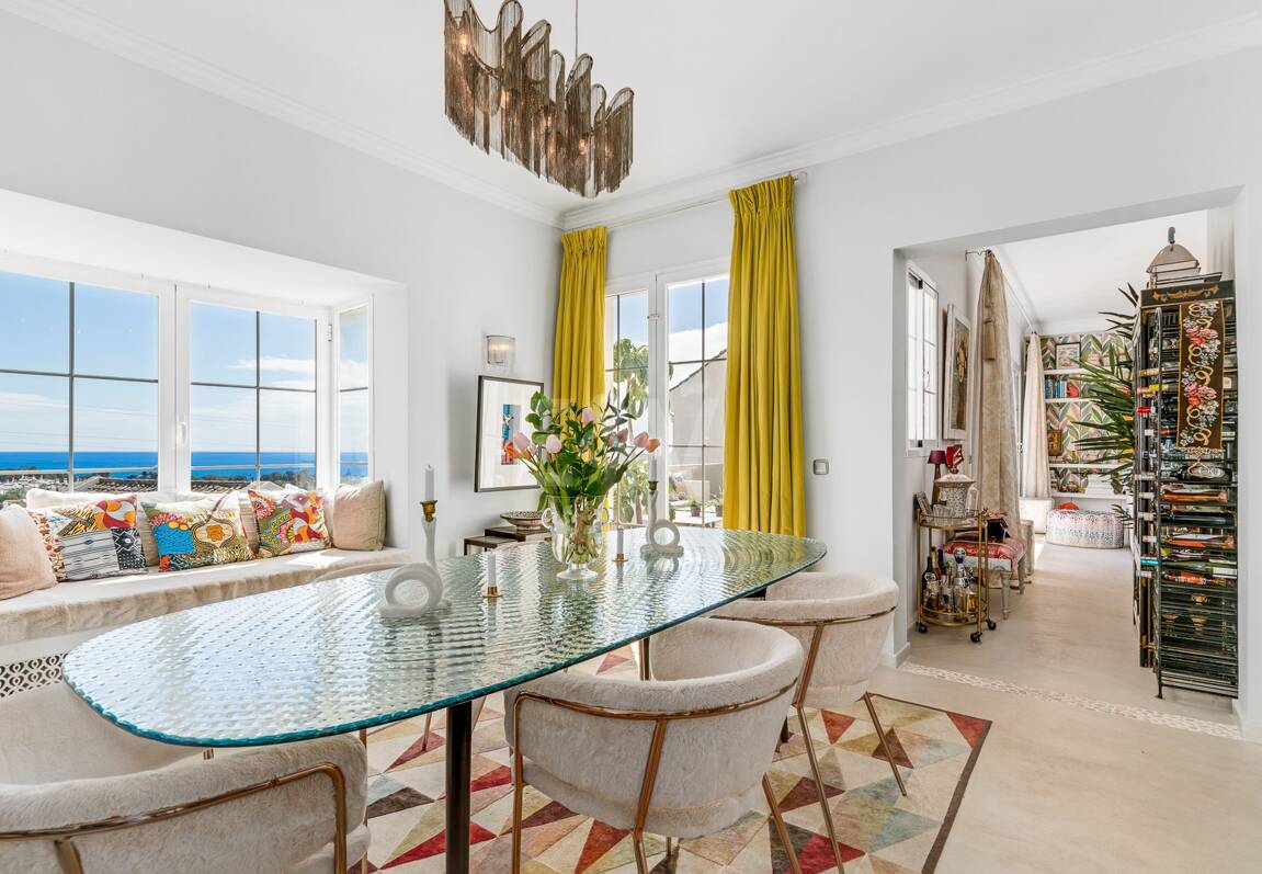 Utsökt radhus med panoramautsikt i Marbella Hill Club