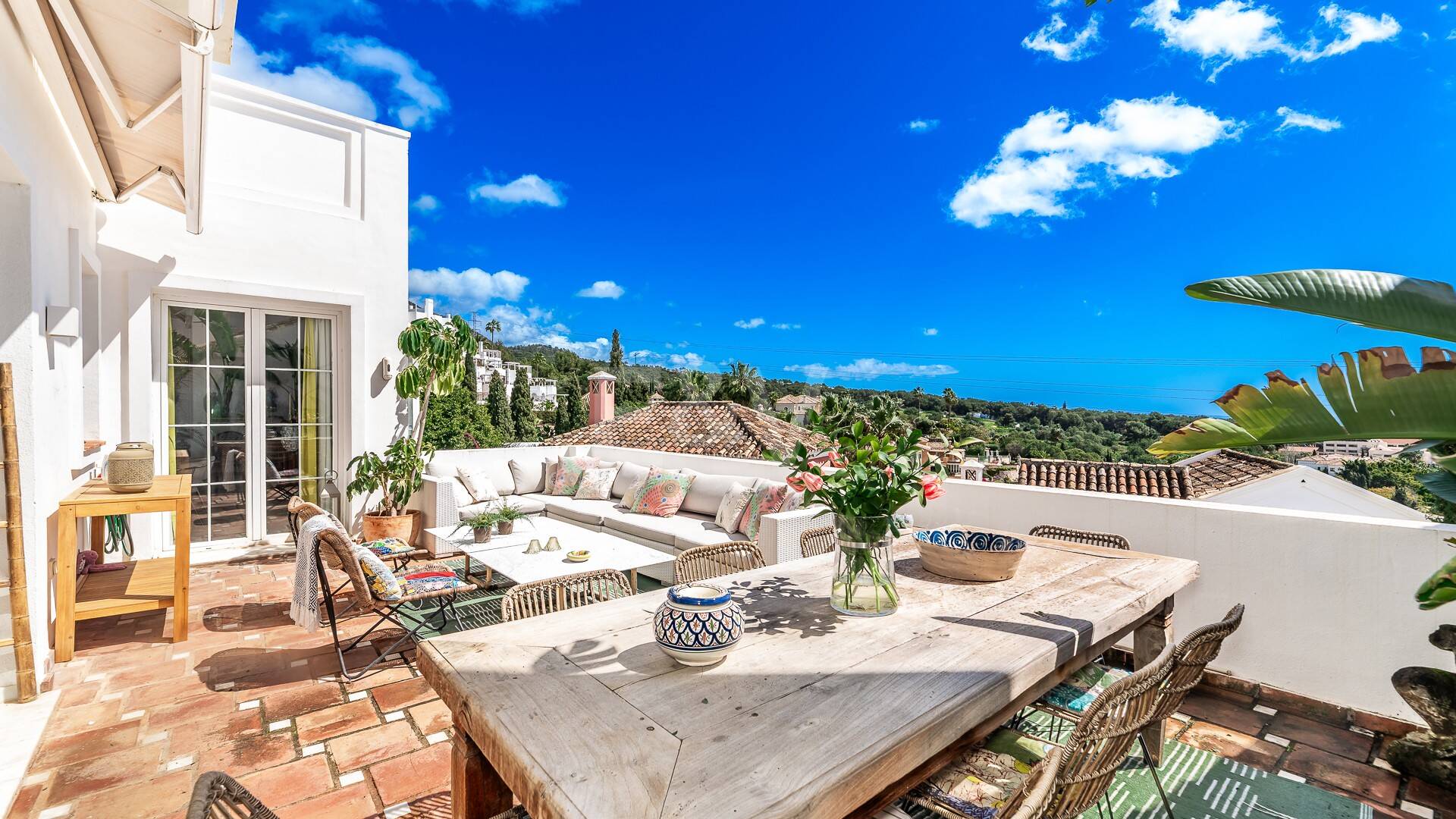 Utsökt radhus med panoramautsikt i Marbella Hill Club