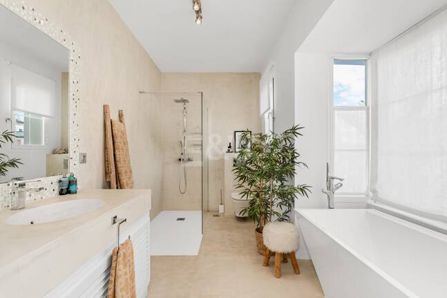 Utsökt radhus med panoramautsikt i Marbella Hill Club