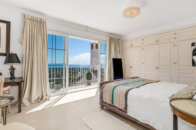 Utsökt radhus med panoramautsikt i Marbella Hill Club