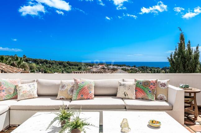 Utsökt radhus med panoramautsikt i Marbella Hill Club