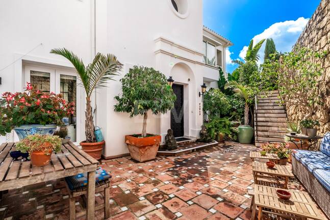 Utsökt radhus med panoramautsikt i Marbella Hill Club