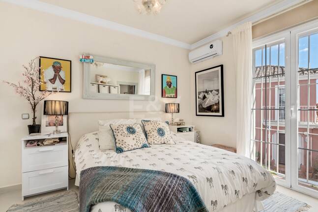 Utsökt radhus med panoramautsikt i Marbella Hill Club