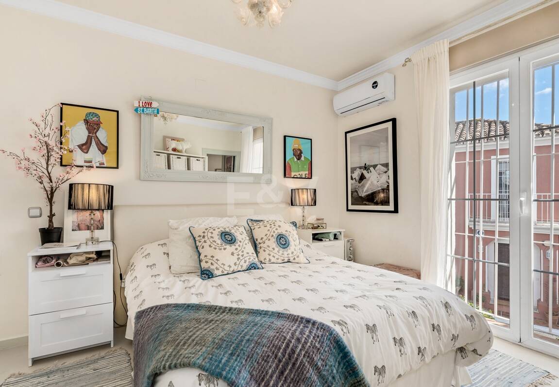 Utsökt radhus med panoramautsikt i Marbella Hill Club