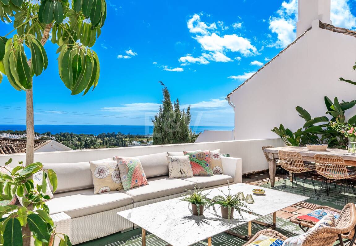 Utsökt radhus med panoramautsikt i Marbella Hill Club