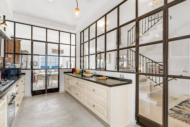 Utsökt radhus med panoramautsikt i Marbella Hill Club