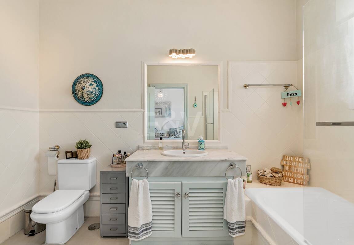 Utsökt radhus med panoramautsikt i Marbella Hill Club