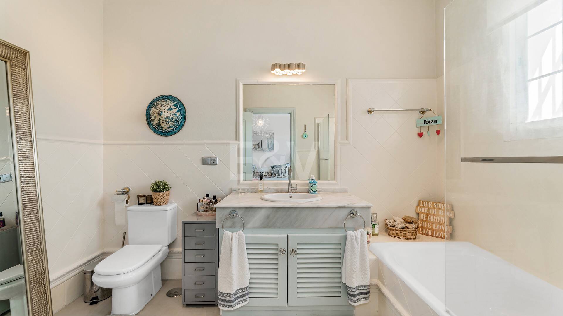 Utsökt radhus med panoramautsikt i Marbella Hill Club