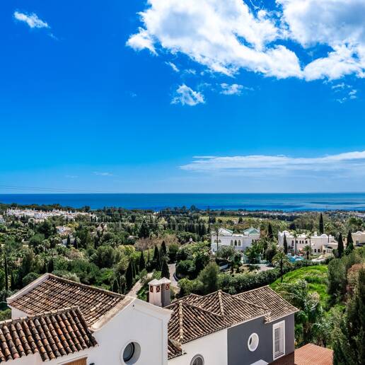 Utsökt radhus med panoramautsikt i Marbella Hill Club