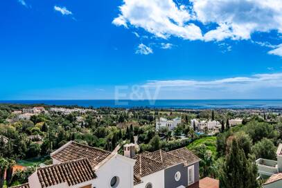 Utsökt radhus med panoramautsikt i Marbella Hill Club