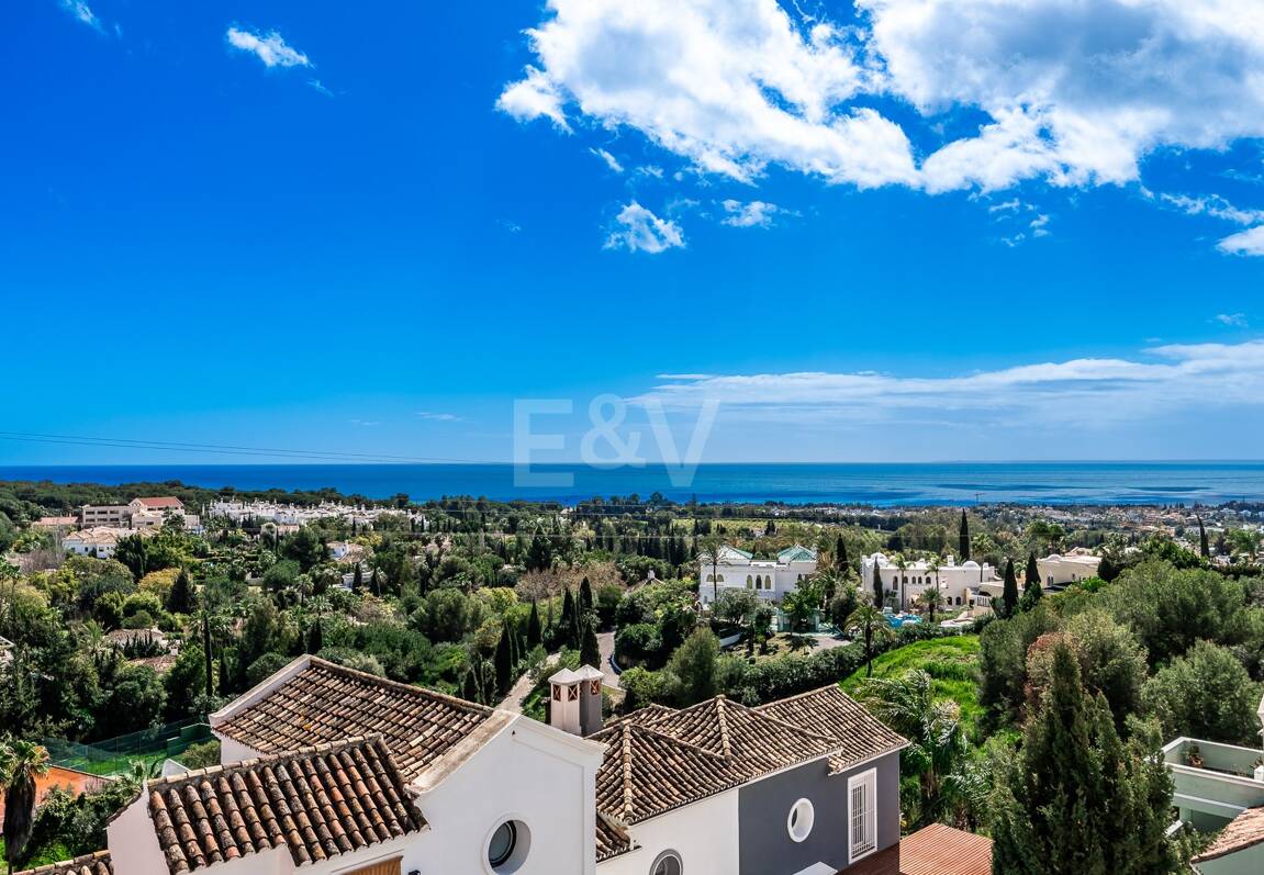Utsökt radhus med panoramautsikt i Marbella Hill Club