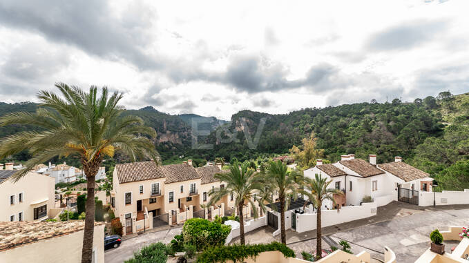 Casa adosada moderna con vistas a la montaña y lujosos servicios