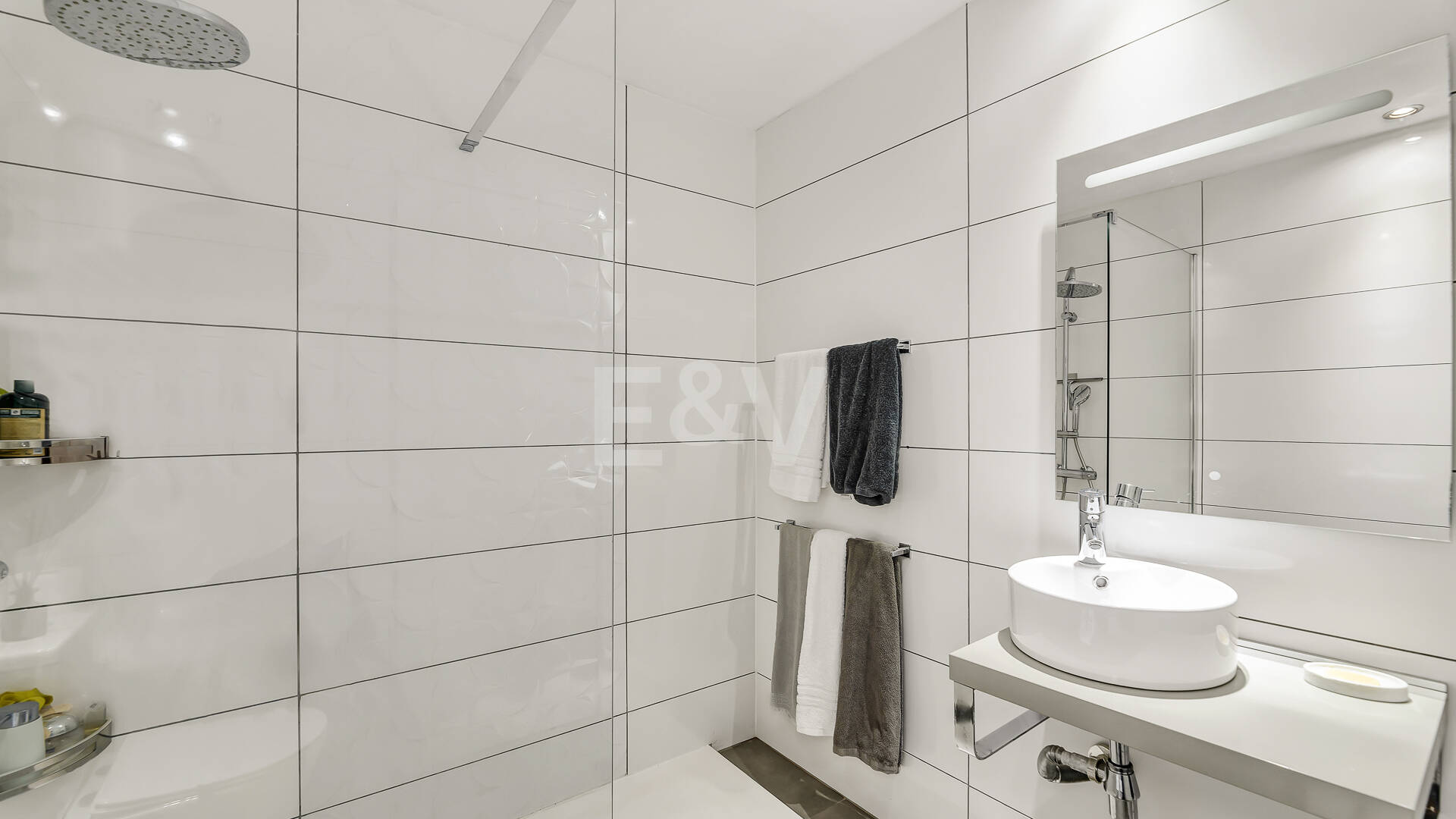 Maison moderne avec vues sur la montagne et équipements de luxe