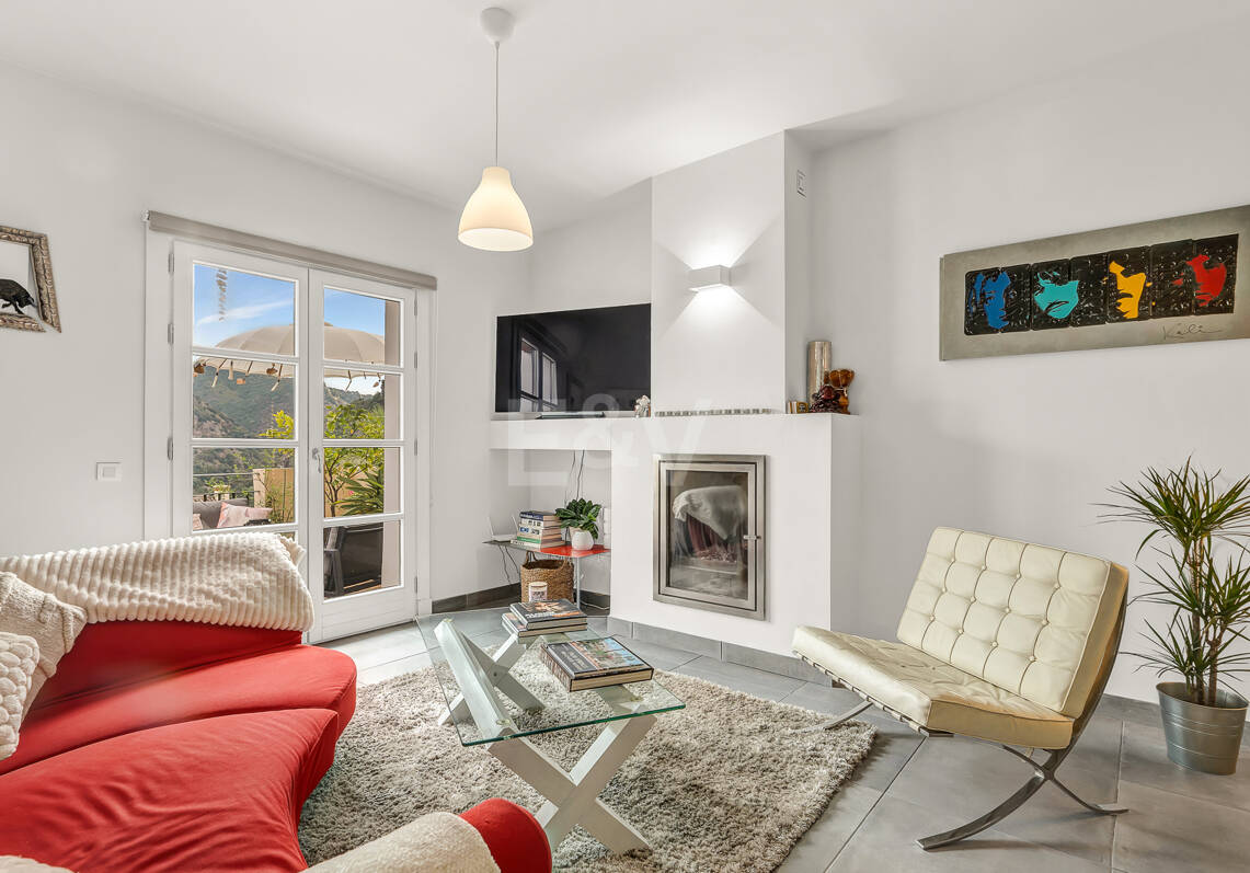 Maison moderne avec vues sur la montagne et équipements de luxe