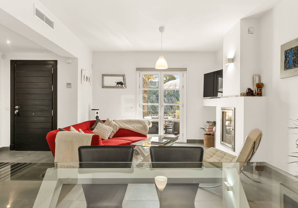 Maison moderne avec vues sur la montagne et équipements de luxe