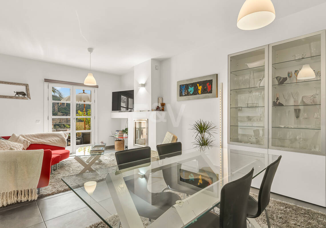 Maison moderne avec vues sur la montagne et équipements de luxe