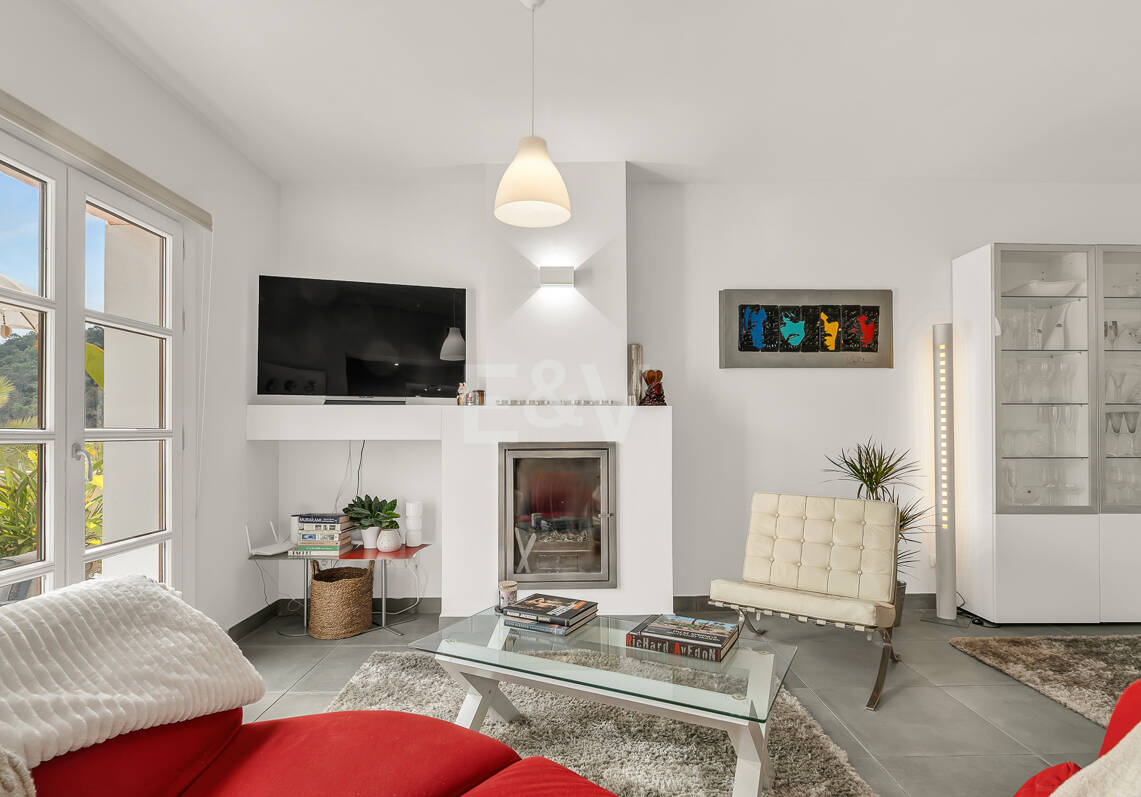 Maison moderne avec vues sur la montagne et équipements de luxe