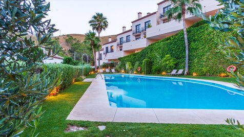 Modern Townhouse with Mountain Views & Luxury Amenities