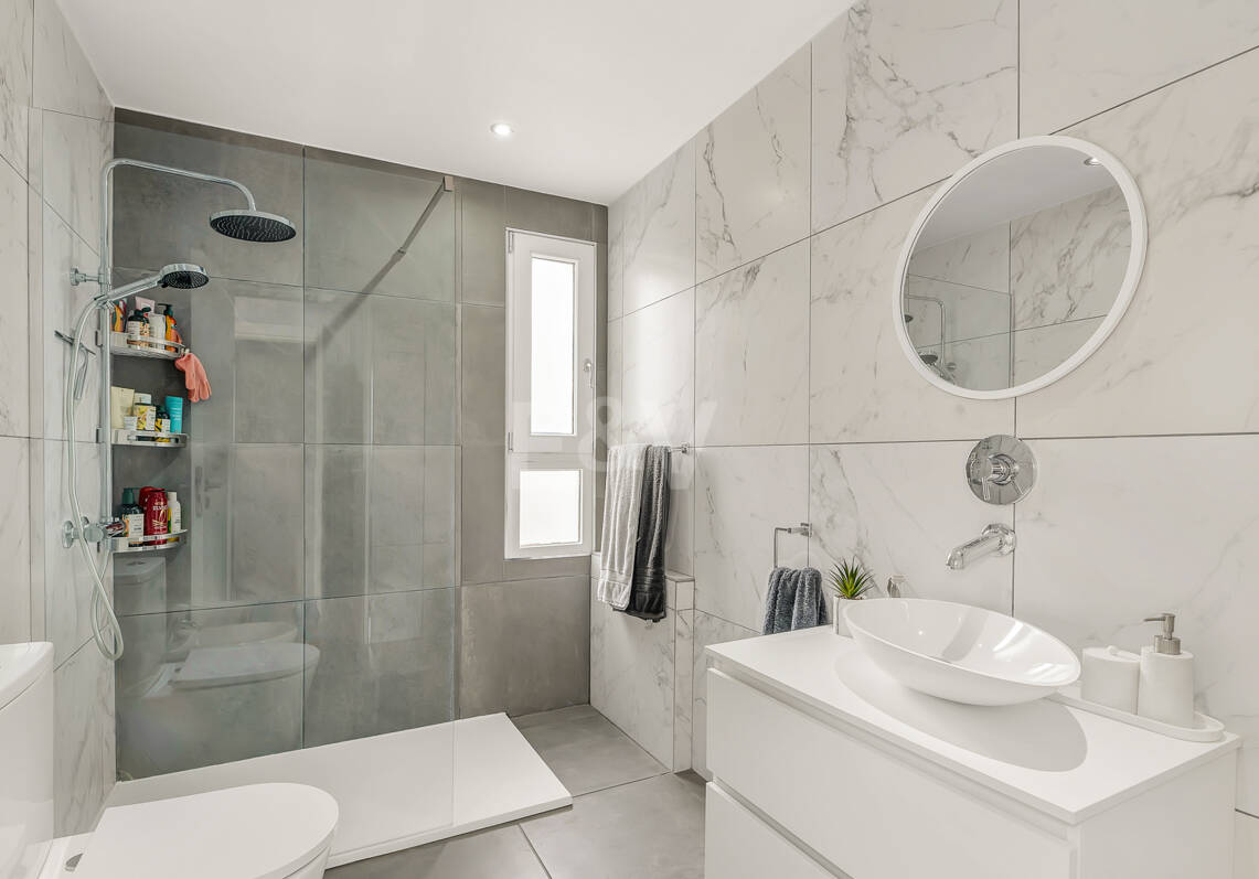 Maison moderne avec vues sur la montagne et équipements de luxe