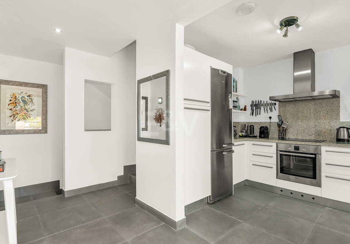 Maison moderne avec vues sur la montagne et équipements de luxe
