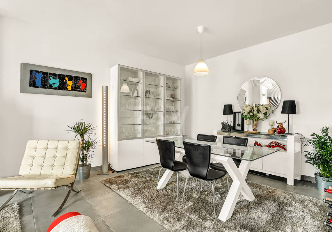 Maison moderne avec vues sur la montagne et équipements de luxe