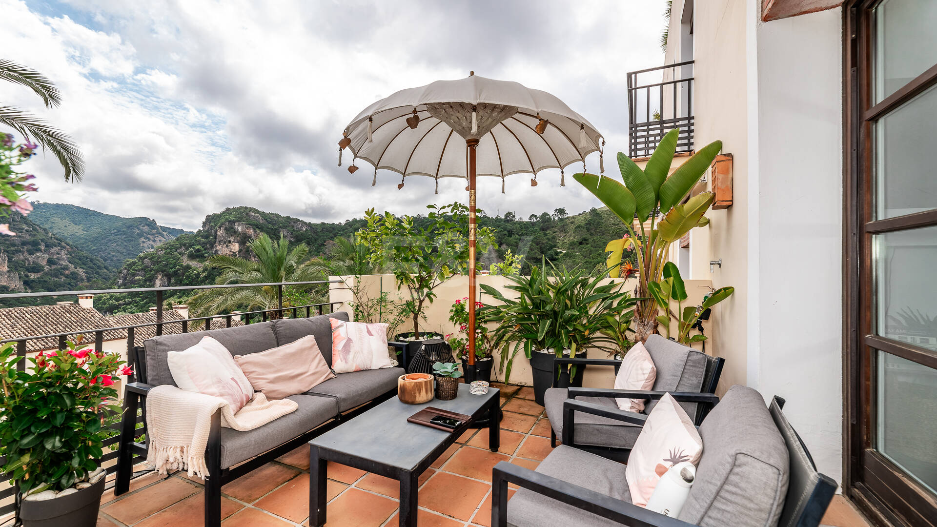 Maison moderne avec vues sur la montagne et équipements de luxe