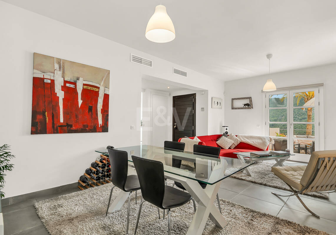 Maison moderne avec vues sur la montagne et équipements de luxe