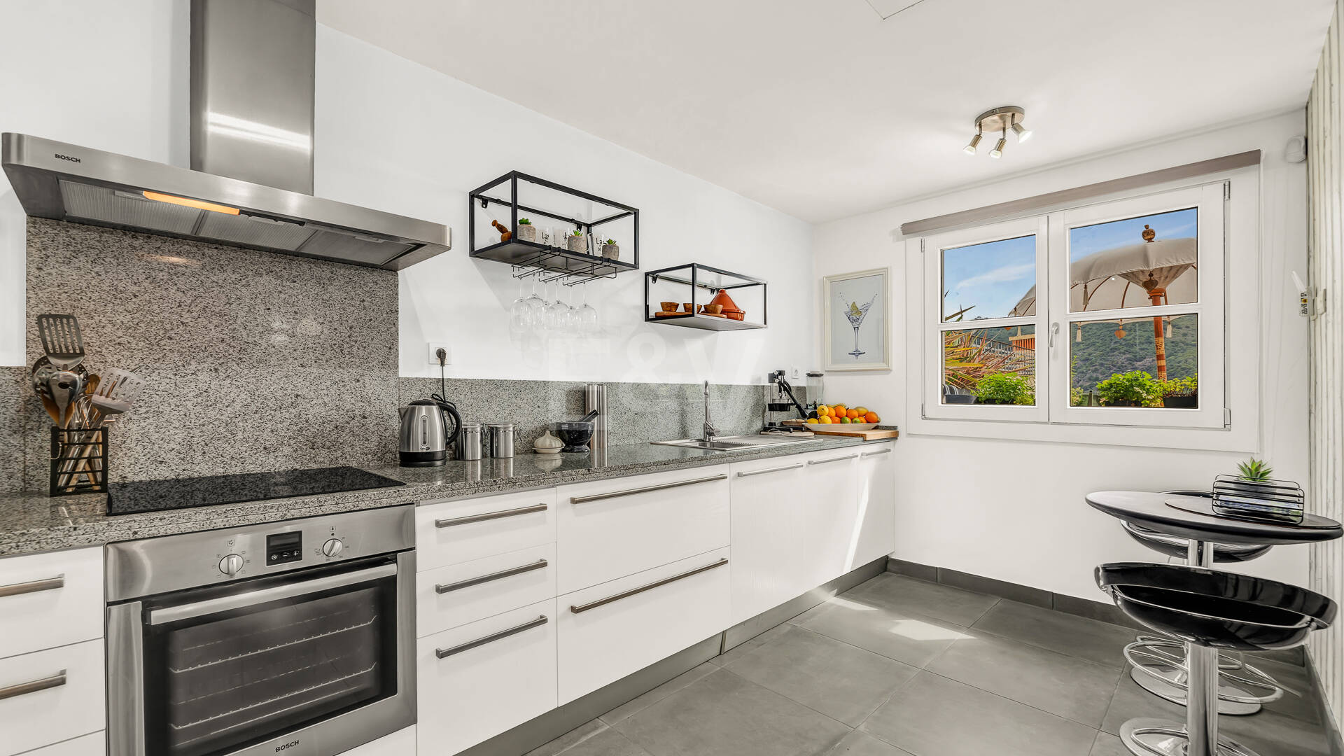 Maison moderne avec vues sur la montagne et équipements de luxe