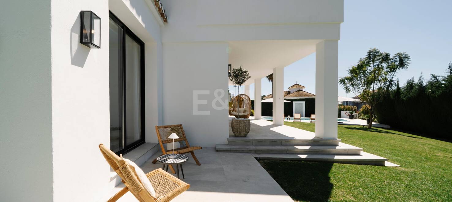 Elegant Villa with Scenic Mountain and Golf Views in Nueva Andalucía