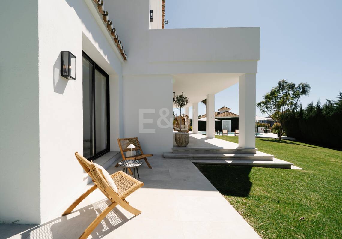 Elegante villa con vistas panorámicas a la montaña y al golf en Nueva Andalucía