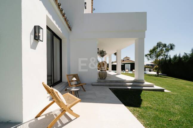 Elegant Villa with Scenic Mountain and Golf Views in Nueva Andalucía