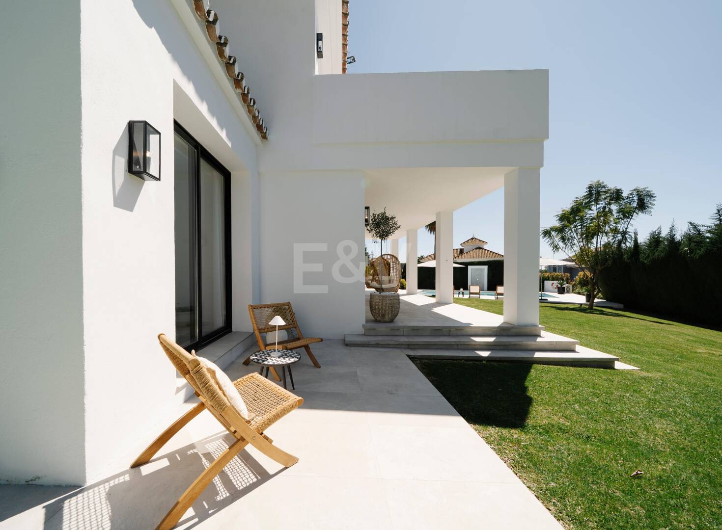 Elegante villa con vistas panorámicas a la montaña y al golf en Nueva Andalucía