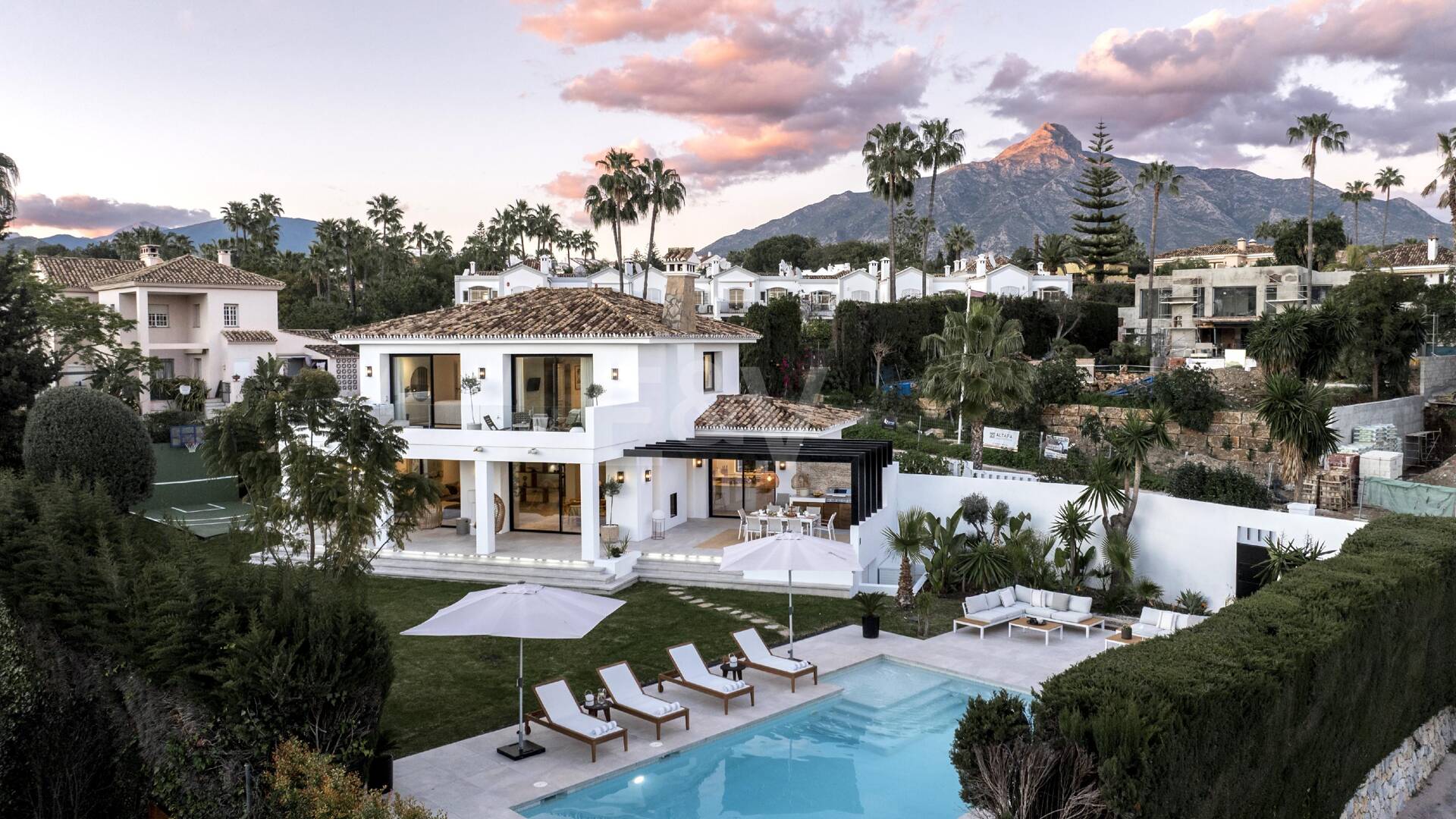 Elegant Villa with Scenic Mountain and Golf Views in Nueva Andalucía