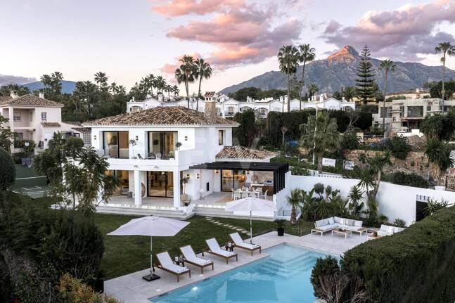 Elegant Villa with Scenic Mountain and Golf Views in Nueva Andalucía