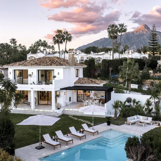 Elegant Villa with Scenic Mountain and Golf Views in Nueva Andalucía