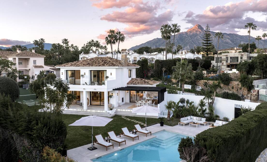 Elegant Villa with Scenic Mountain and Golf Views in Nueva Andalucía