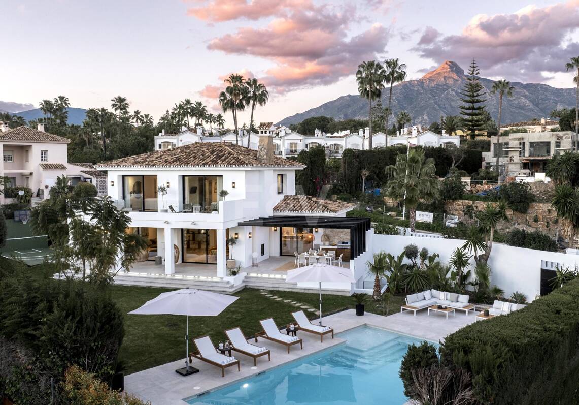 Elegante villa con vistas panorámicas a la montaña y al golf en Nueva Andalucía