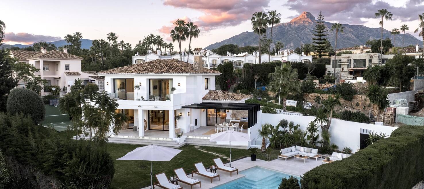 Elegant Villa with Scenic Mountain and Golf Views in Nueva Andalucía
