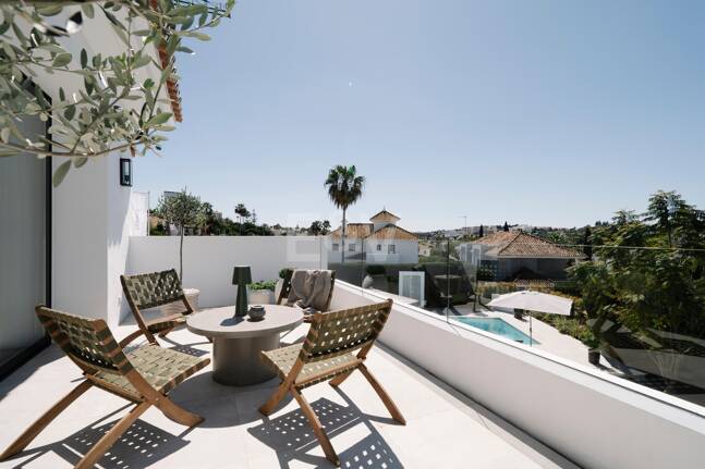 Elegant Villa with Scenic Mountain and Golf Views in Nueva Andalucía